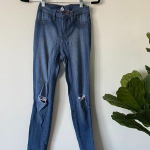 Fashion Nova// Ripped knee skinny jeans